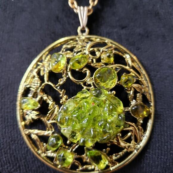Womens Gold Tone Jade Chip Medallion Filigree Necklace with Spring Rong Clasp - Picture 4 of 7